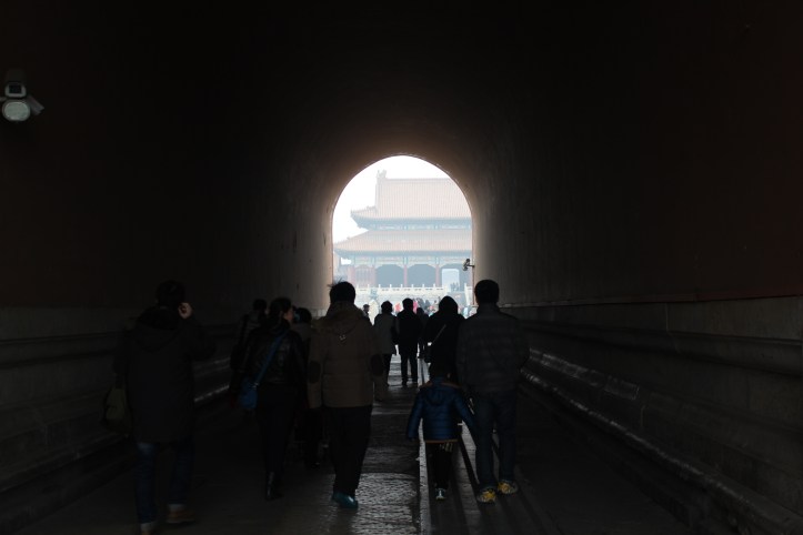 Gerbangnya gede banget ya, bok?